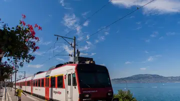 Tren en la estación de Saint Gingolph Tren en la estación de Saint Gingolph