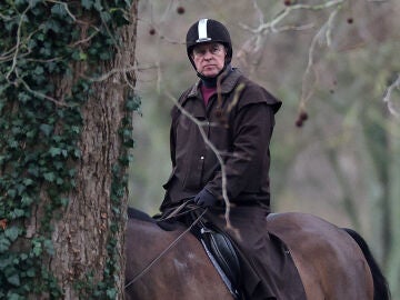  Andrew Mountbatten Windsor monta a caballo en Windsor Great Park, cerca de Royal Lodge, el el 2 de febrero de 2026.
