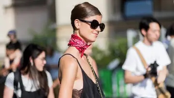 Mujer con una bandana al cuello Mujer con una bandana al cuello