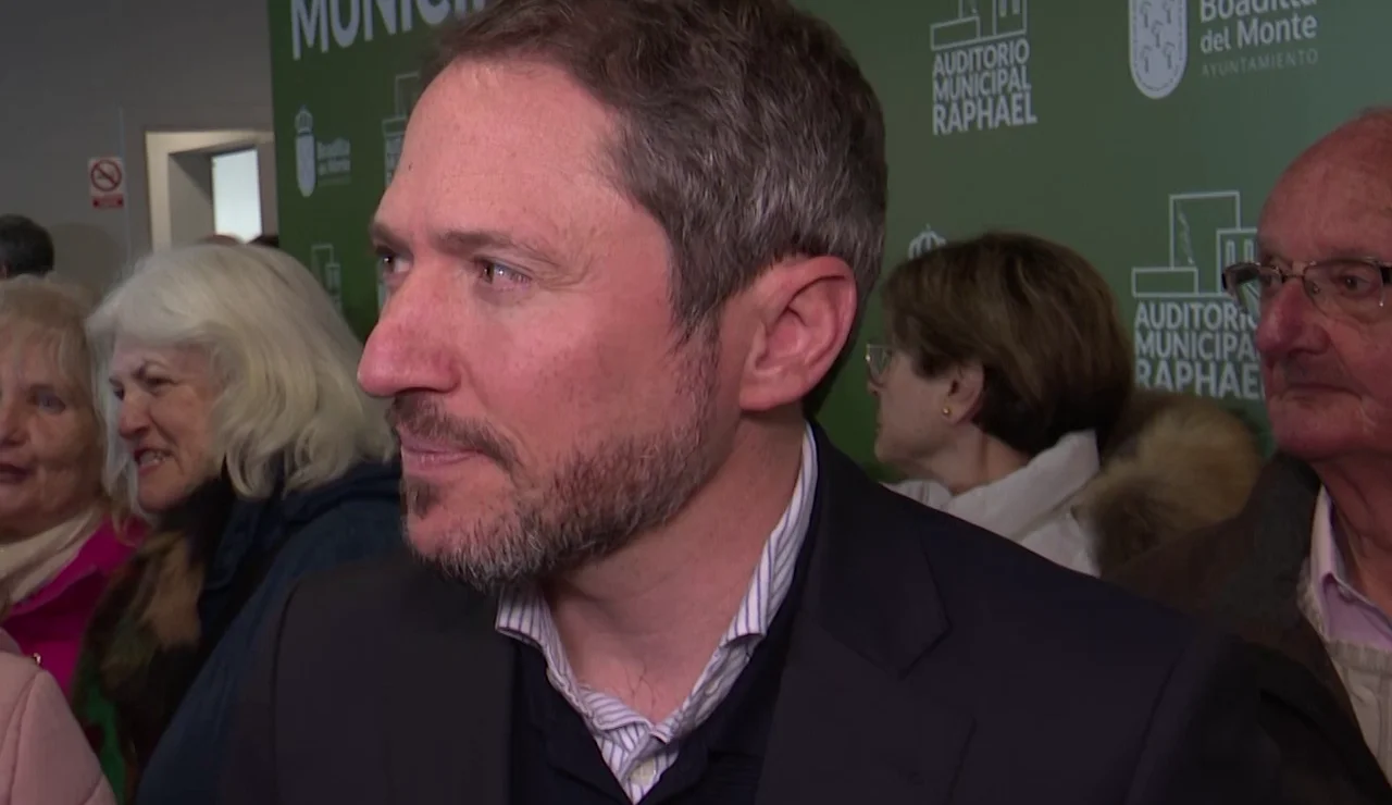 Manuel Martos hablando con la prensa