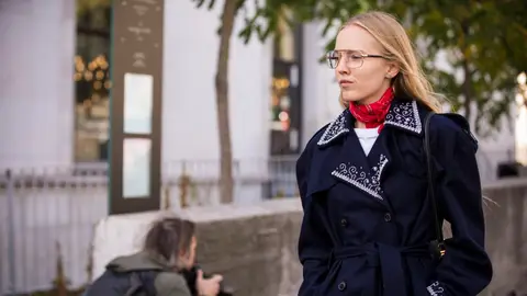 Mujer con bandana en el cuello Mujer con bandana en el cuello