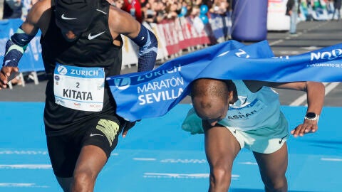 El atleta et&iacute;ope Shura Kitata (i) se impone ganador por delante de su compatriota Asrar Hiyrden