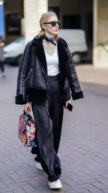 Mujer con bandana en el cuello Mujer con bandana en el cuello