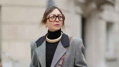 Mujer con gafas maxi Mujer con gafas maxi