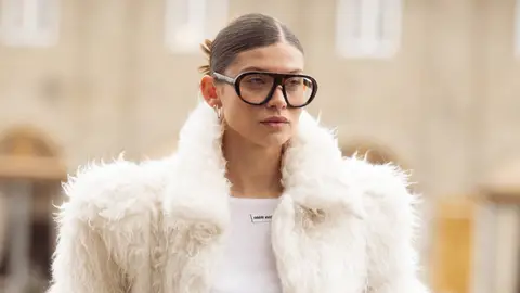 Mujer con gafas maxi Mujer con gafas maxi