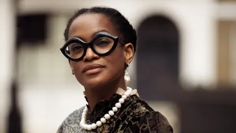 Mujer con gafas maxi Mujer con gafas maxi