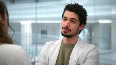 "¿Me estás tirando los tejos?": Seren pone a prueba a Uras esta noche en Renacer "¿Me estás tirando los tejos?": Seren pone a prueba a Uras esta noche en Renacer