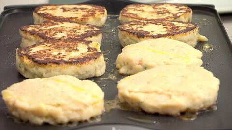 Coloca las hamburguesas encima