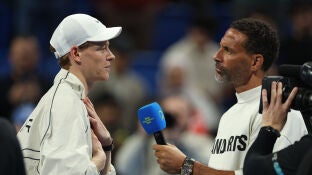 Jannik Sinner habla con Rio Ferdinand en Doha
