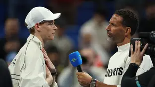 Jannik Sinner habla con Rio Ferdinand en Doha Jannik Sinner habla con Rio Ferdinand en Doha