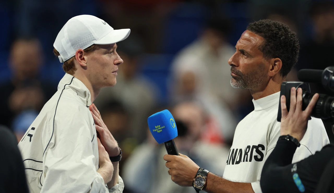 Jannik Sinner habla con Rio Ferdinand en Doha
