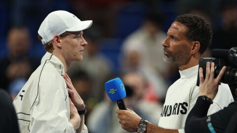 Jannik Sinner habla con Rio Ferdinand en Doha