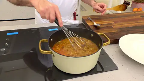 Bate la sopa para integrar los ingredientes Usa las varillas o una batidora