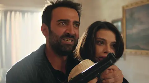 Alya descubre el origen del odio de Demir: armas, boda forzada y una muerte que lo rompió Alya descubre el origen del odio de Demir: armas, boda forzada y una muerte que lo rompió