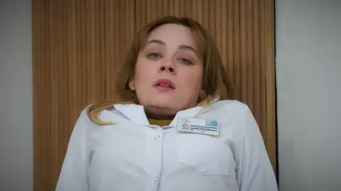 "Quizás nunca llegó a irse": Bahar le cuenta a Rengin que ha visto a Evren en la foto de una paciente "Quizás nunca llegó a irse": Bahar le cuenta a Rengin que ha visto a Evren en la foto de una paciente