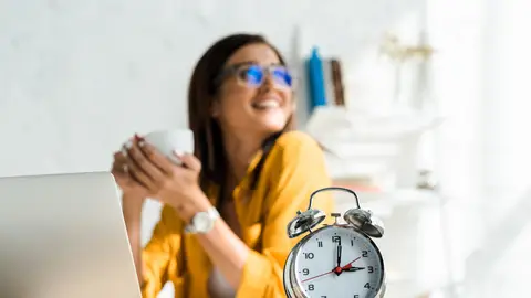 Mujer y un reloj Mujer y un reloj