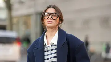 Mujer con gafas maxi Mujer con gafas maxi