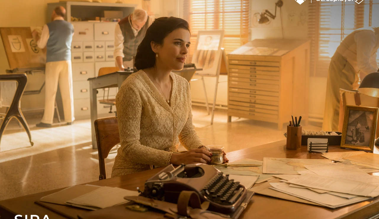 Sira junto a una máquina de escribir