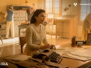 Sira junto a una máquina de escribir Sira junto a una máquina de escribir