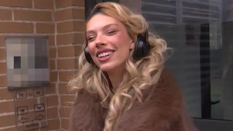 Alejandra Rubio ante los micrófonos Alejandra Rubio ante los micrófonos