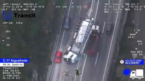 Un cami&oacute;n con 24 toneladas de carga vuelca en la C-17 y provoca importantes retenciones en direcci&oacute;n Barcelona y Vic