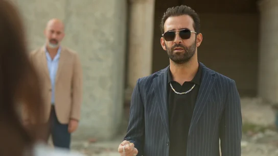 Demir intenta estallar una guerra entre los Albora y los Baybars: esta noche, nuevo capítulo de En tierra lejana Demir intenta estallar una guerra entre los Albora y los Baybars: esta noche, nuevo capítulo de En tierra lejana