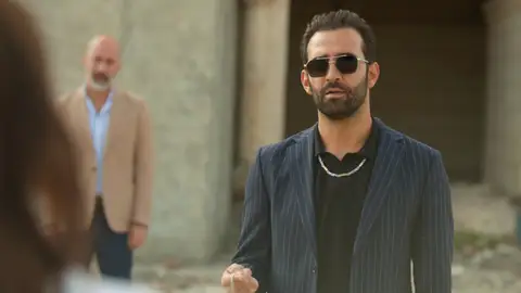 Demir intenta estallar una guerra entre los Albora y los Baybars: esta noche, nuevo capítulo de En tierra lejana Demir intenta estallar una guerra entre los Albora y los Baybars: esta noche, nuevo capítulo de En tierra lejana