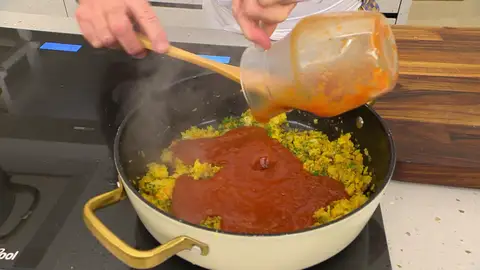 Vierte la salsa de tomate y el caldo de pollo Vierte la salsa de tomate y el caldo de pollo