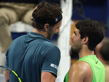 Arthur Rinderknech felicita a Carlos Alcaraz en la red