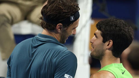 Arthur Rinderknech felicita a Carlos Alcaraz en la red