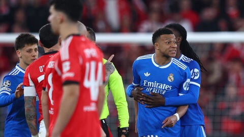 Kylian Mbapp&eacute;, en defensa de Vin&iacute;cius en el Estadio da Luz