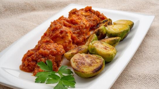 Receta f&aacute;cil y sencilla de Karlos Argui&ntilde;ano: pollo al curry con coles salteadas