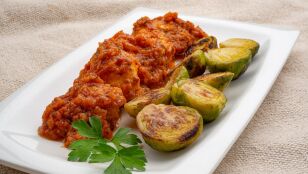 Receta f&aacute;cil y sencilla de Karlos Argui&ntilde;ano: pollo al curry con coles salteadas