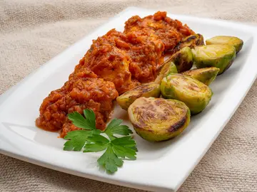 Receta fácil y sencilla de Karlos Arguiñano: pollo al curry con coles salteadas Receta fácil y sencilla de Karlos Arguiñano: pollo al curry con coles salteadas