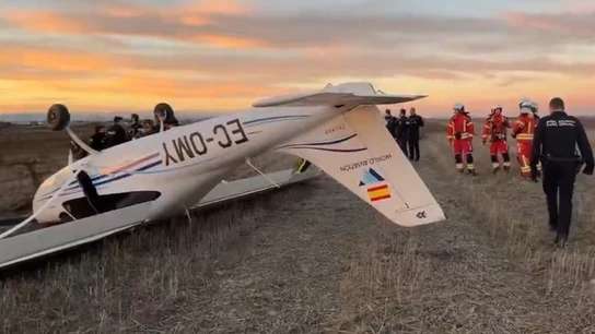 Imagen de la avioneta del revés tras el aterrizaje en Leganés Imagen de la avioneta del revés tras el aterrizaje en Leganés