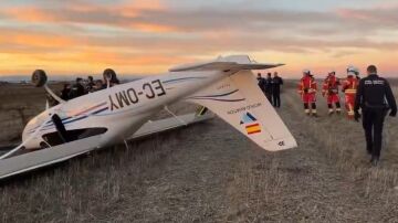 Imagen de la avioneta del rev&eacute;s tras el aterrizaje en Legan&eacute;s