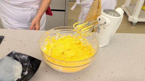 Añade poco a poco las yemas y sigue batiendo