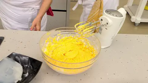 Añade poco a poco las yemas y sigue batiendo Añade poco a poco las yemas y sigue batiendo