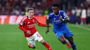 Gianluca Prestianni y Vin&iacute;cius pelean por un bal&oacute;n en el Estadio da Luz