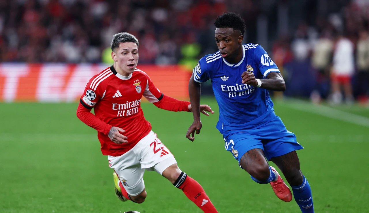 Gianluca Prestianni y Vinícius pelean por un balón en el Estadio da Luz
