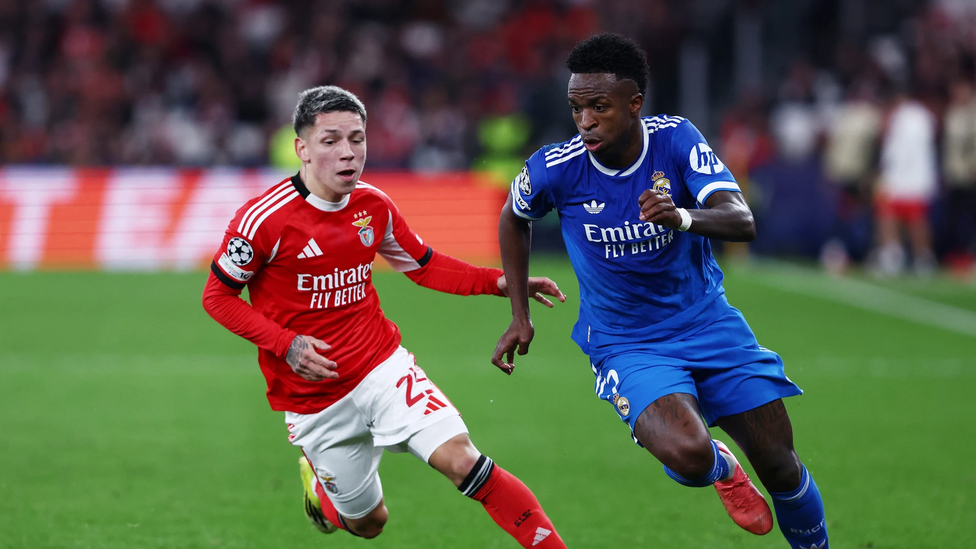 Gianluca Prestianni y Vinícius pelean por un balón en el Estadio da Luz Gianluca Prestianni y Vinícius pelean por un balón en el Estadio da Luz