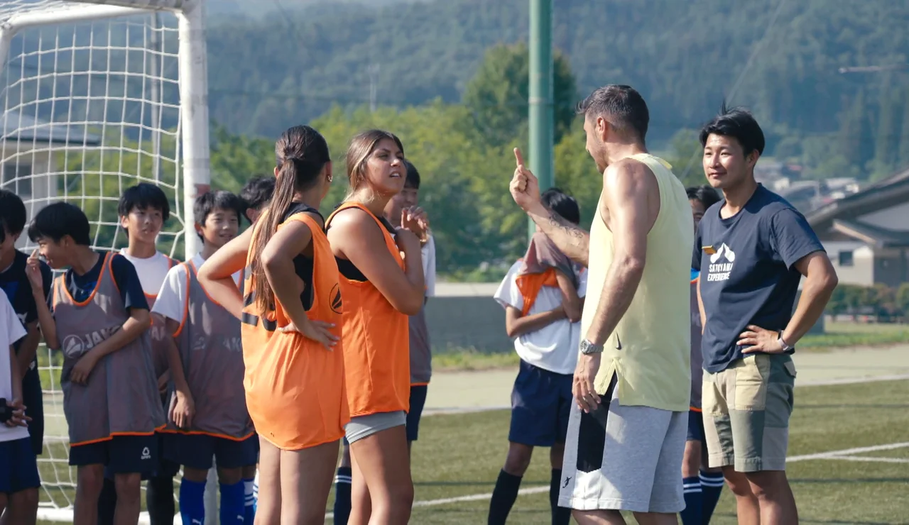 Máxima rivalidad entre Daniela, Salma y Joaquín en un improvisado partido de fútbol