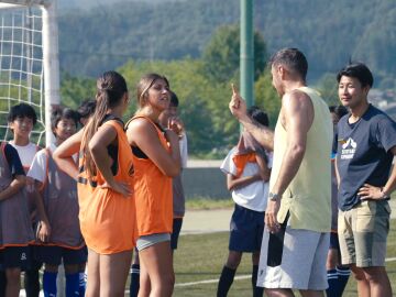 M&aacute;xima rivalidad entre Daniela, Salma y Joaqu&iacute;n en un improvisado partido de f&uacute;tbol
