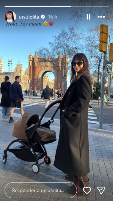 Úrsula Corberó paseando con su hijo Dante por las calles de Barcelona