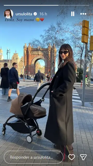Úrsula Corberó paseando con su hijo Dante por las calles de Barcelona Úrsula Corberó paseando con su hijo Dante por las calles de Barcelona