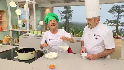 Vierte la leche infusionada sobre el bol y mezcla bien Vierte la leche infusionada sobre el bol y mezcla bien