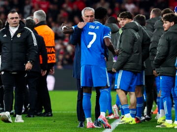 Mourinho conversa con Vin&iacute;cius en el Estadio da Luz