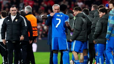 Mourinho conversa con Vin&iacute;cius en el Estadio da Luz