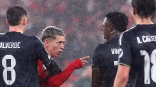 Gianluca Prestianni se encara con Vin&iacute;cius