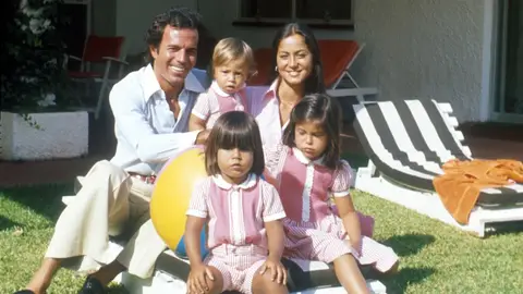 Isabel Preysler y Julio Iglesias junto a sus tres hijos: Chábeli, Julio José y Enrique Isabel Preysler y Julio Iglesias junto a sus tres hijos: Chábeli, Julio José y Enrique